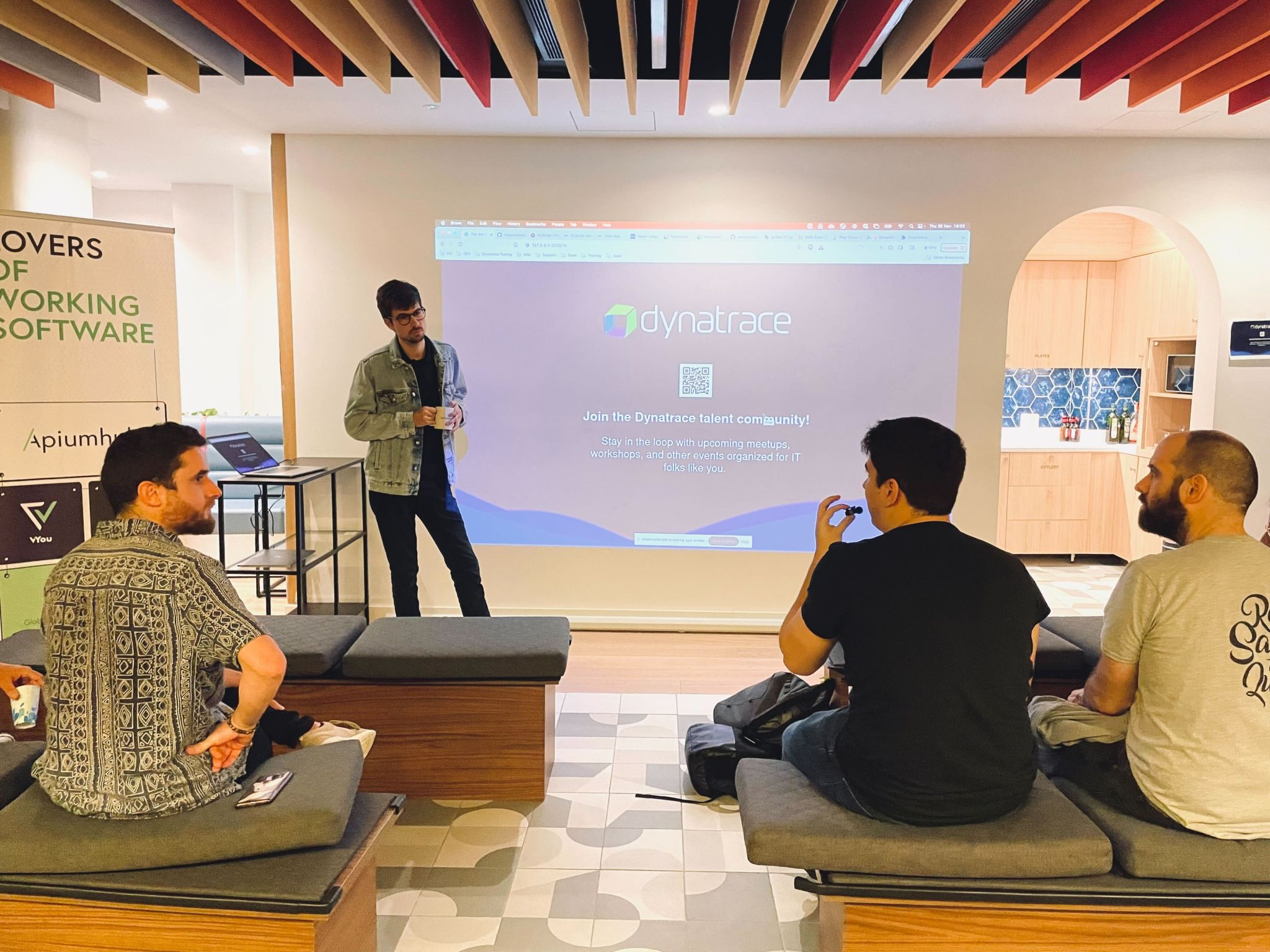 Dani Coll presenting WebAssembly at Apiumhub meetup