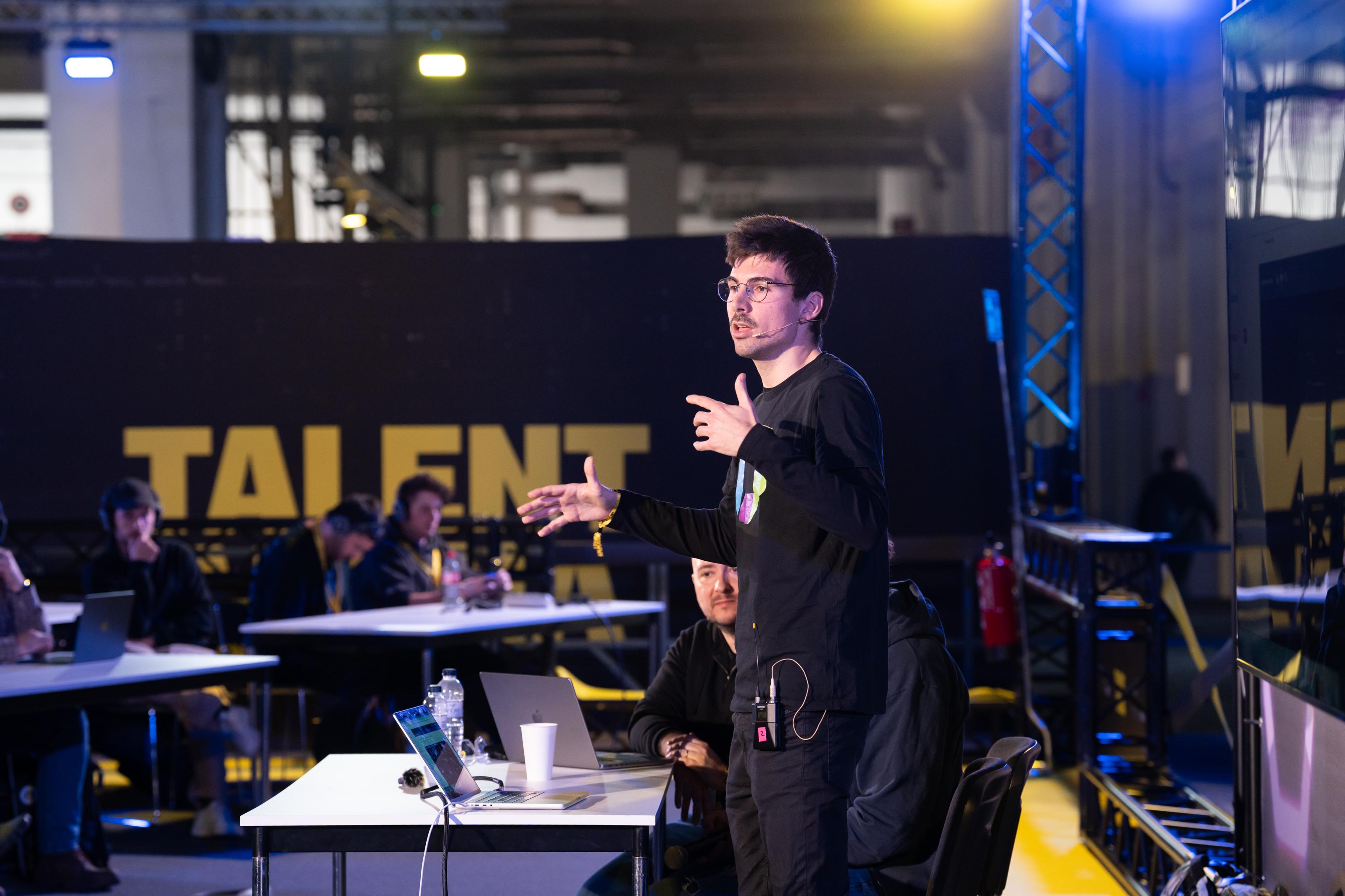 Dani Coll doing an introduction to observability